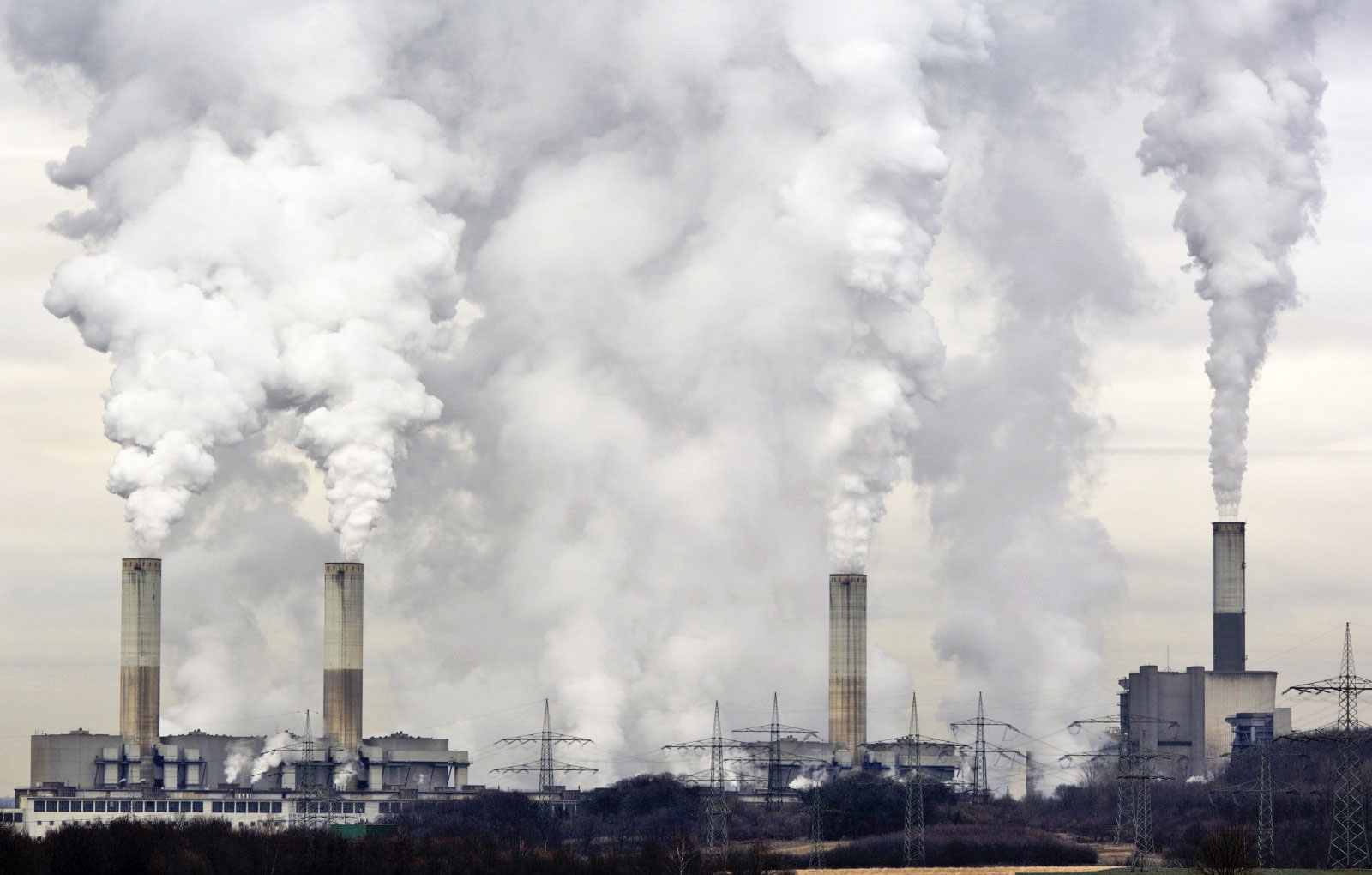 隨著化石燃料使用的增加，對可再生能源的投資下降