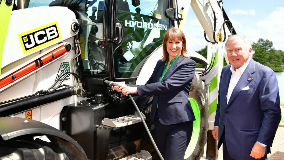 英國財(cái)政大臣考察JCB氫能發(fā)動機(jī)項(xiàng)目 見證1億英鎊投資進(jìn)展