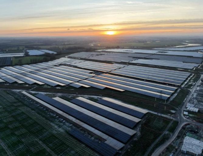 英國最大太陽能園區(qū)克利夫山投入運(yùn)營 配套儲能項(xiàng)目建設(shè)中