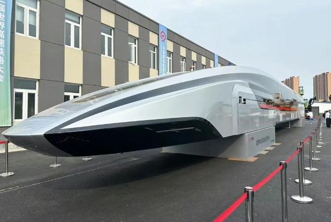 中國(guó)首輛600km/h超導(dǎo)電動(dòng)高速磁浮列車亮相