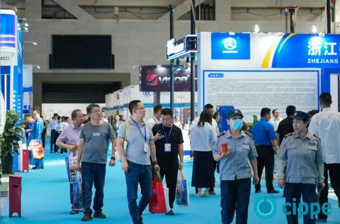 2025新疆國(guó)際石油和化工技術(shù)裝備展今日開幕！500+名企云集共創(chuàng)絲路中亞能源新走廊！