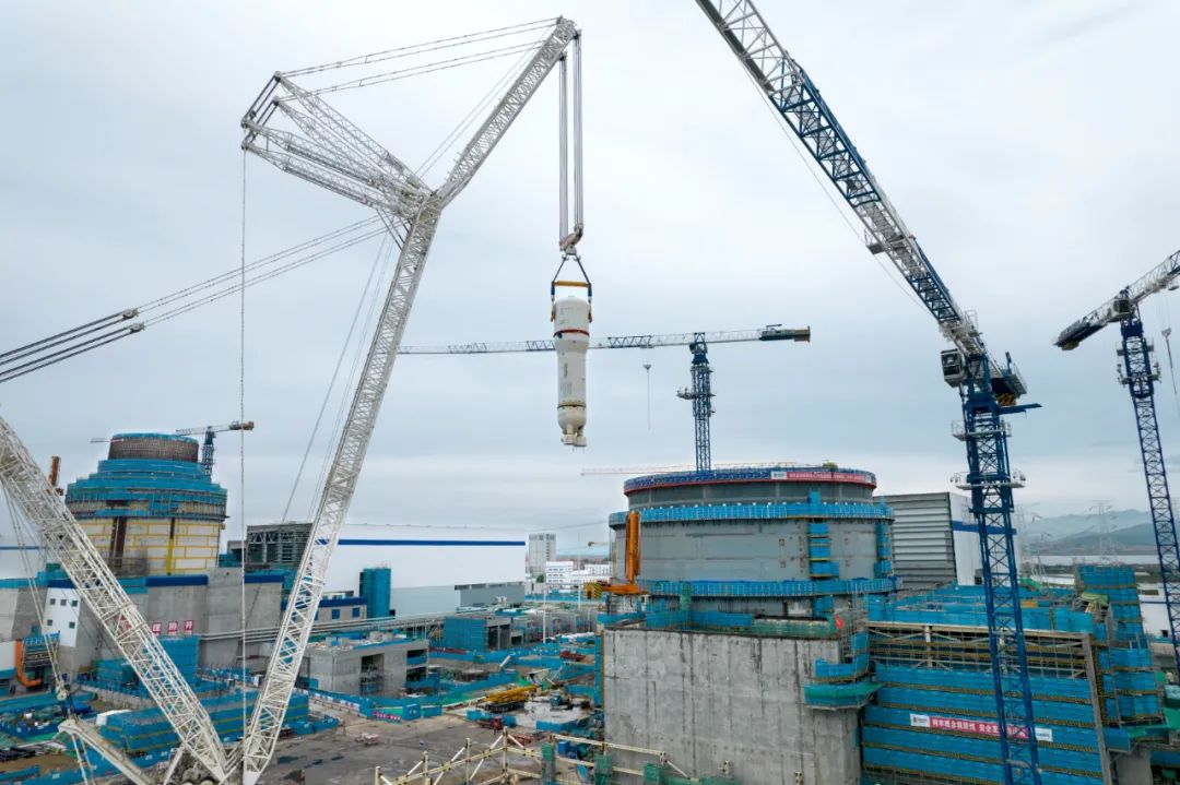 海陽(yáng)核電4號(hào)機(jī)組首臺(tái)蒸汽發(fā)生器吊裝就位