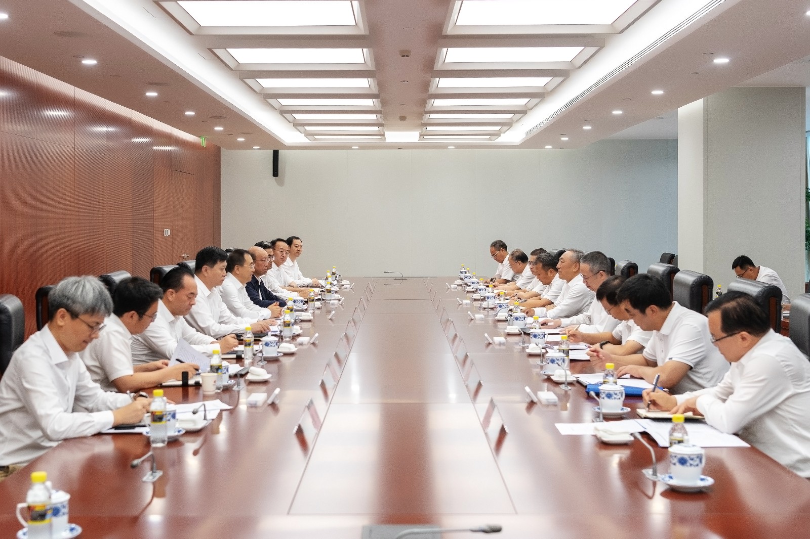 鄒磊會(huì)見(jiàn)中國(guó)煤炭地質(zhì)總局黨委書(shū)記賈春曲