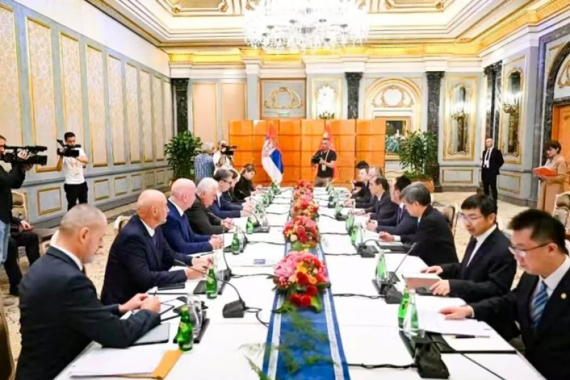 喬旭斌拜會(huì)塞爾維亞總統(tǒng)武契奇